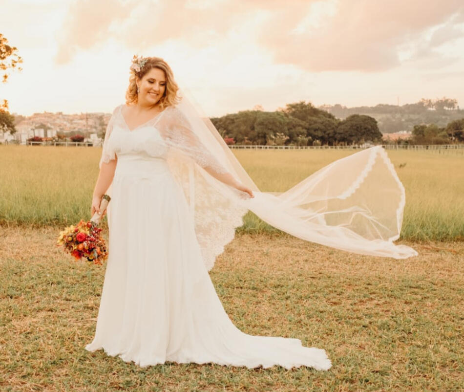 vestido de noiva sob medida com véu